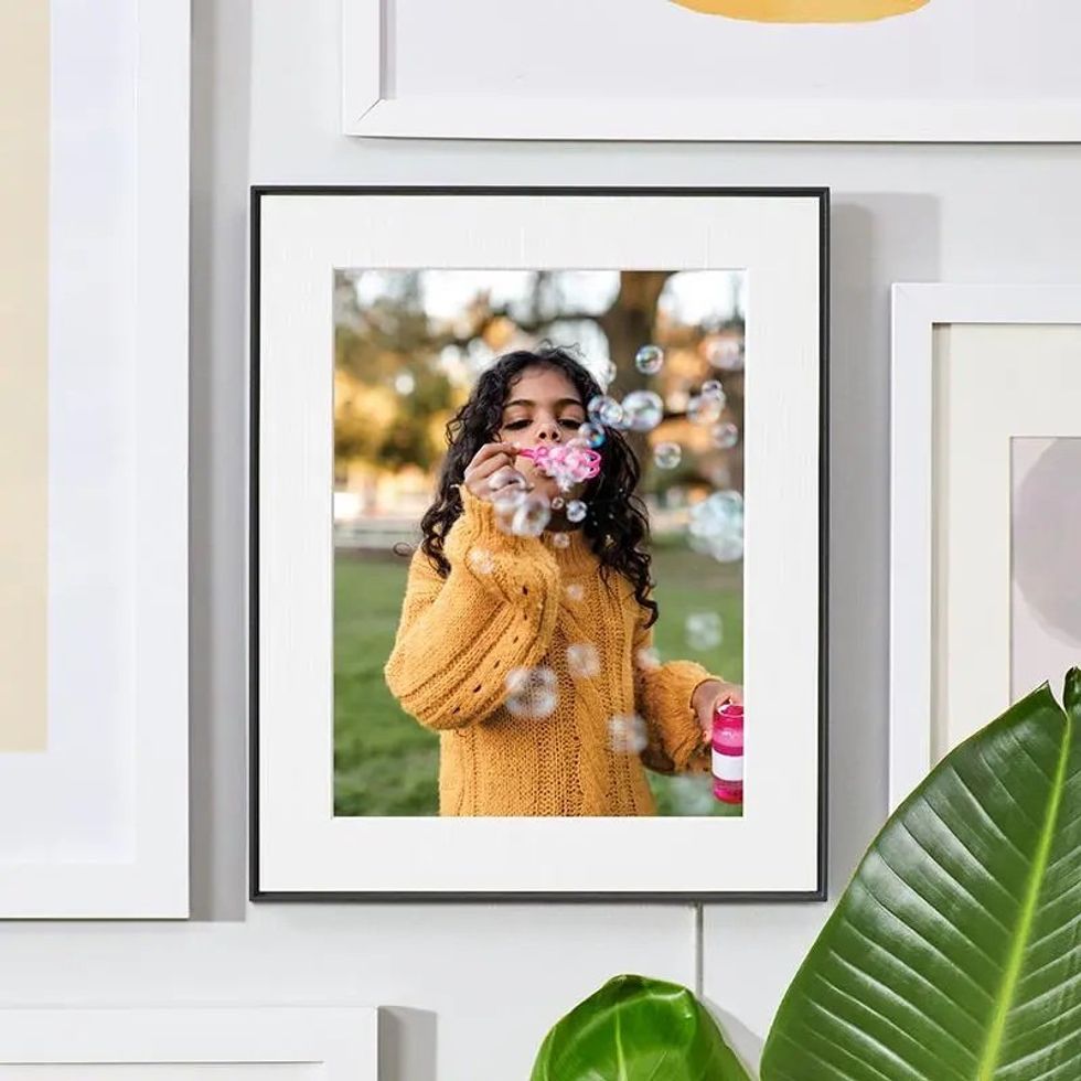 a photo of Aura Walden 15-inch digital picture frame