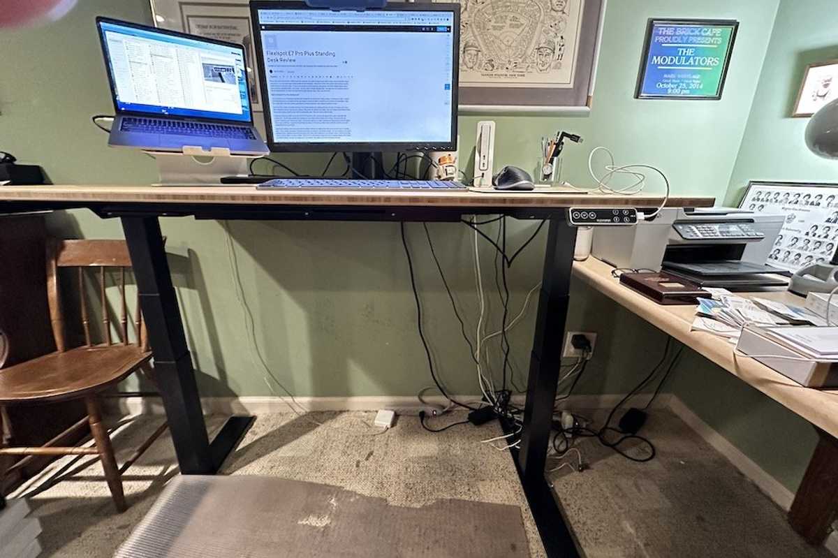 a photo of Flexispot E7 Pro Plus Standing Desk in standing position