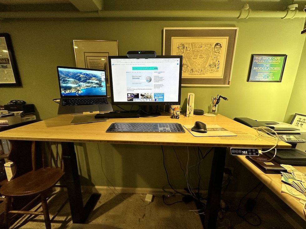 a photo of Flexispot E7 Pro Plus Standing Desk in standing position