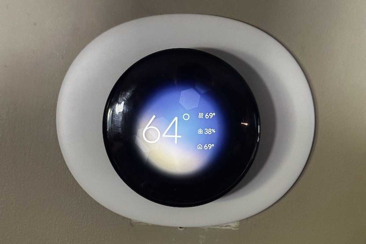 a photo of Nest Learning Thermostat 4th Gen on the wall wiith glare
