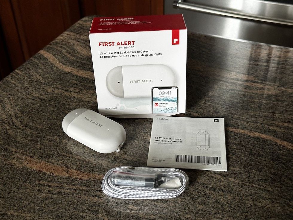 a photo of oFirst Alert L1 WiFi Water Leak Detector and Freeze Detector unboxed