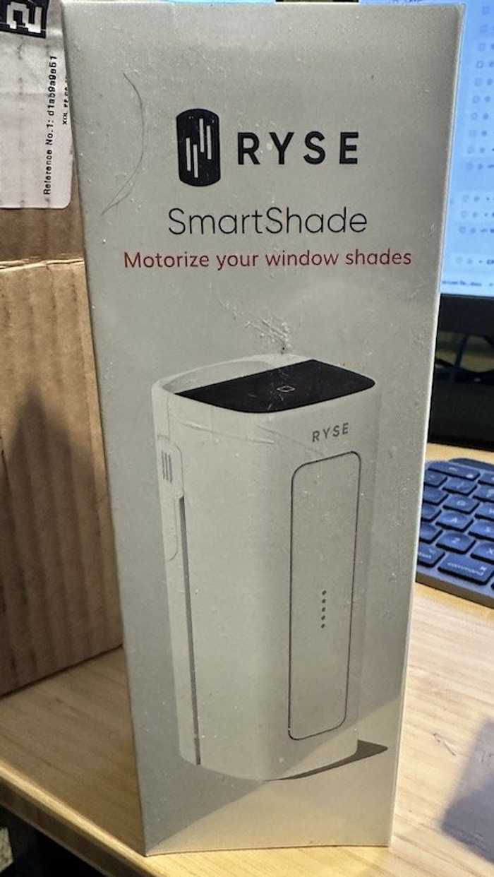 a photo of Ryse SmartShade on a desk