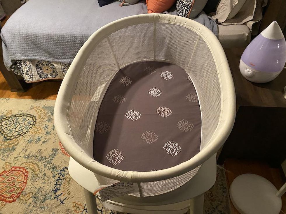 a photo of the inside of mamaroo sleep bassinet
