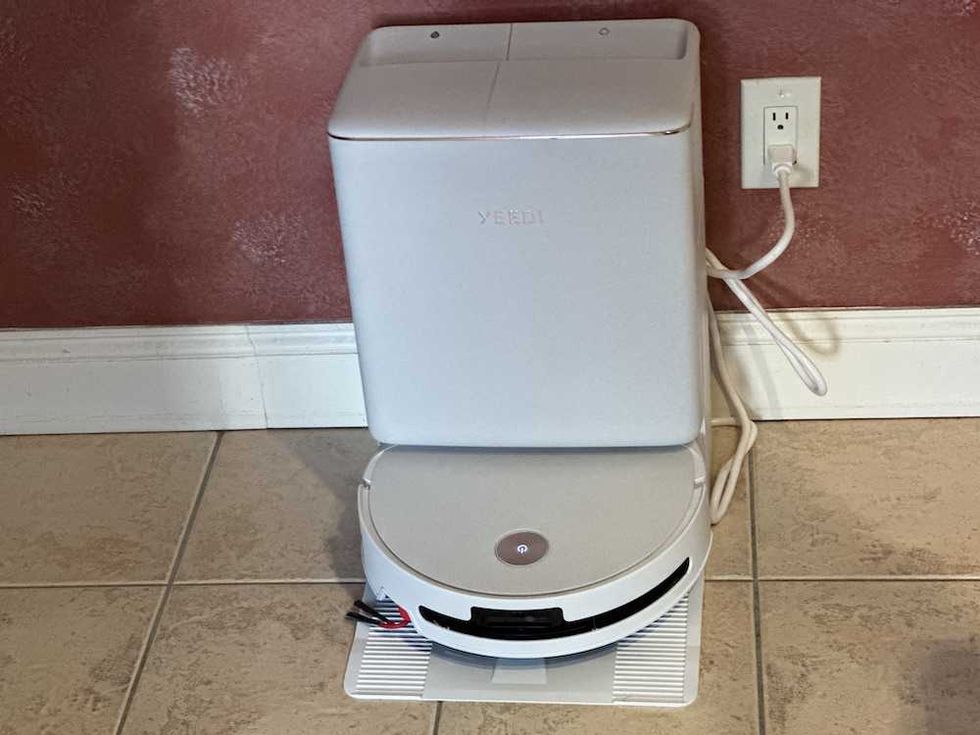 a photo of Yeedi M16 Infiniity and Omni Station