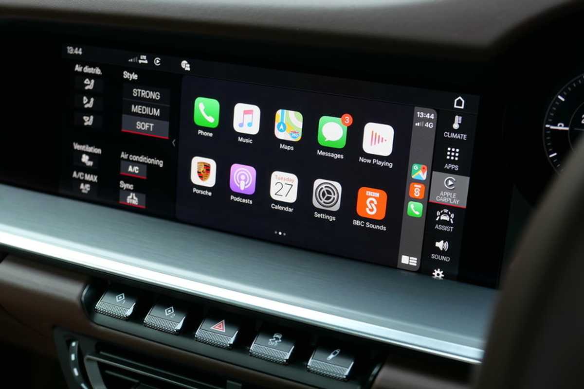 Apple CarPlay in a Porsche 911