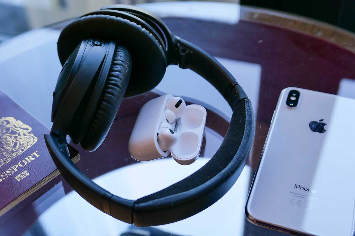 Bose QC35 and Apple AirPods Pro