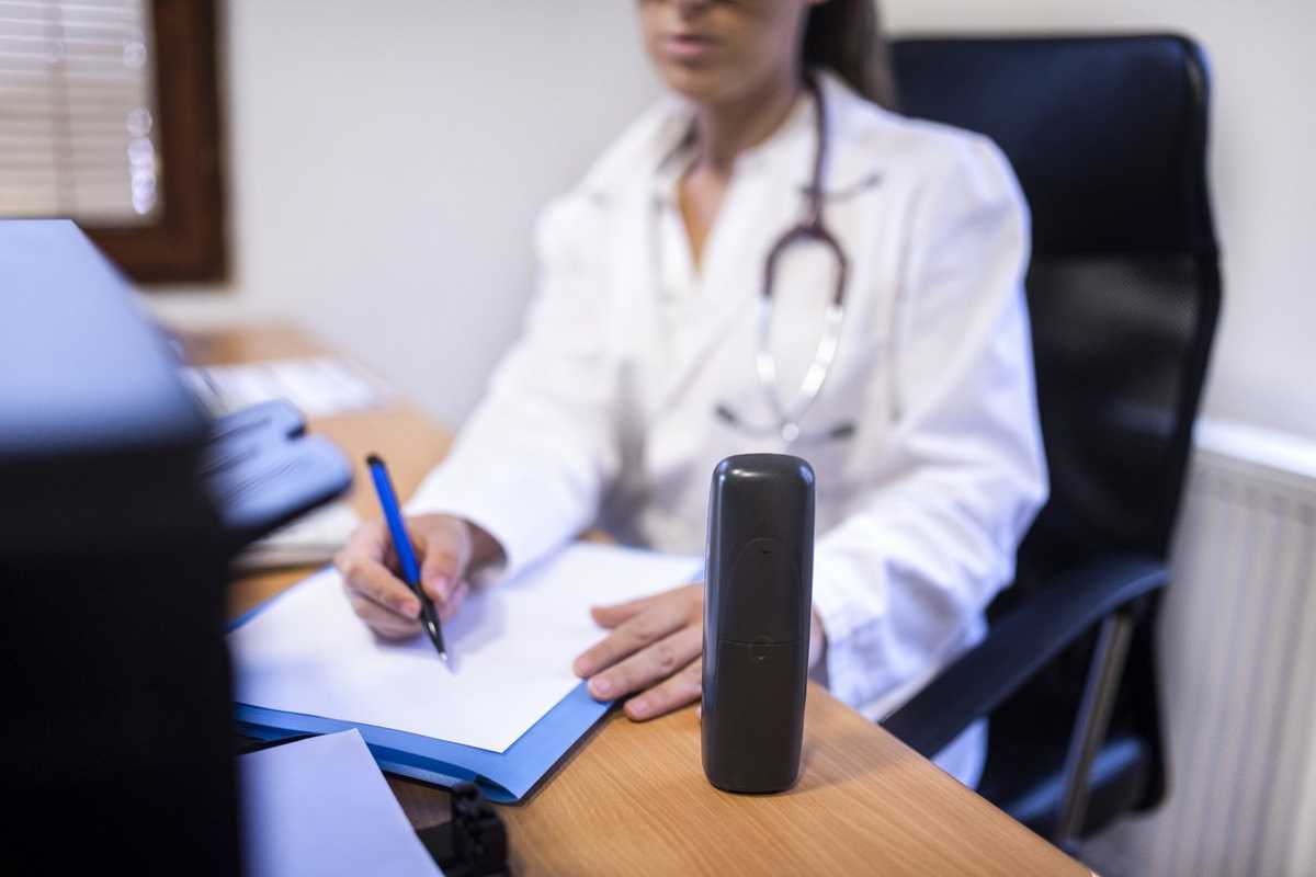 Doctor issues a certificate that the patient has recovered from the coronavirus and is fit to work stock photo stock photo