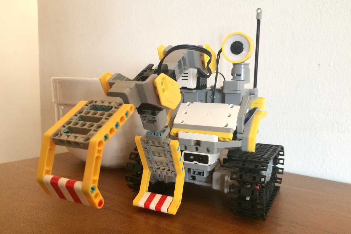Review: Jimu BuilderBots Kit is great for kids who want to make and code their own robot from the wiring up