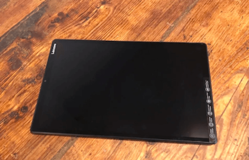 Lenovo Smart Tab M8 vs M10 FHD Plus