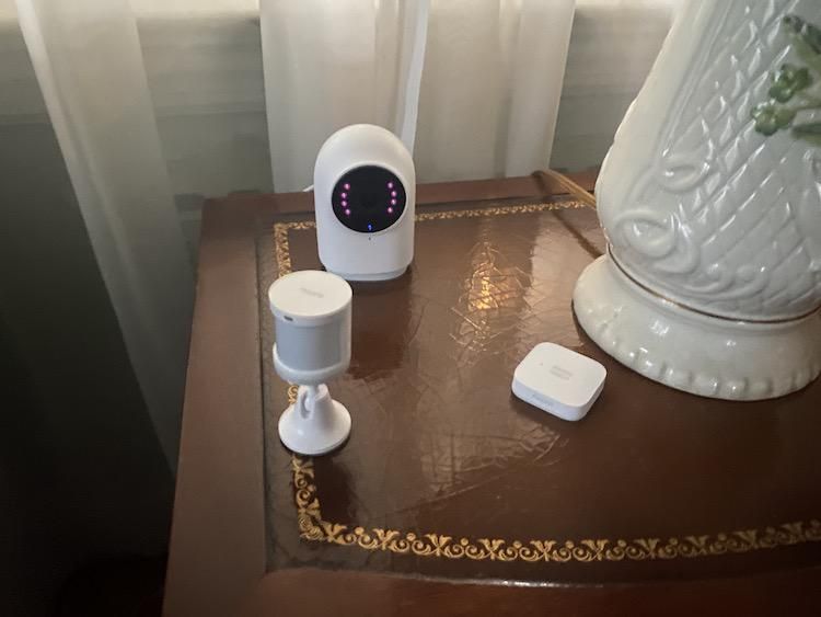 Aqara Camera Hub G2H, Motion Sensor and vibration sensor on an end table.