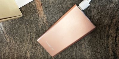 a photo of EnergryCel Pilot 4GS on a desk charging.