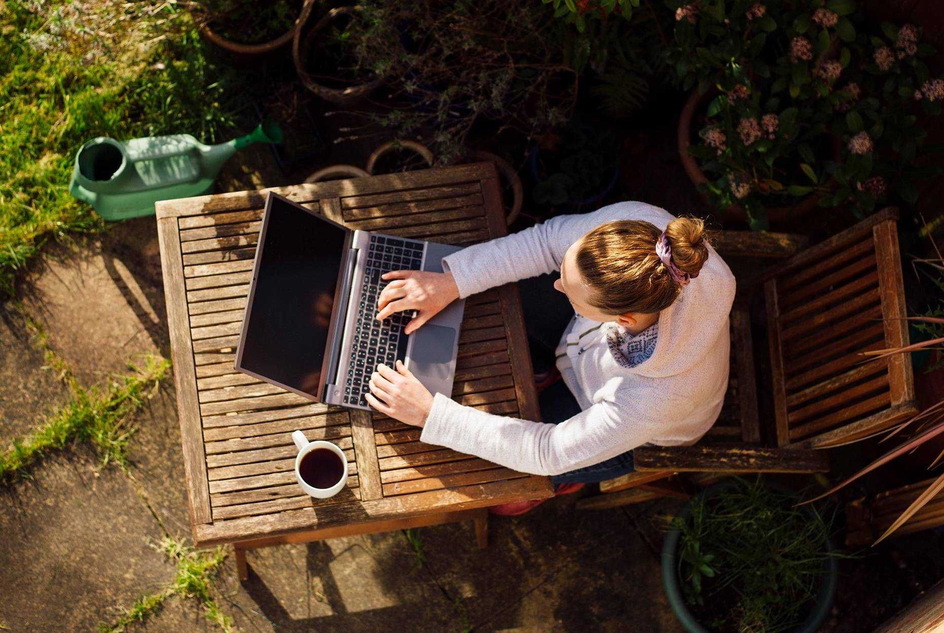 10 Tips for Creating a Comfortable Outdoor Workspace