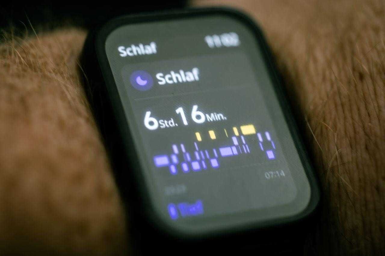 Close-up of a smartwatch displaying sleep tracking data in Germ