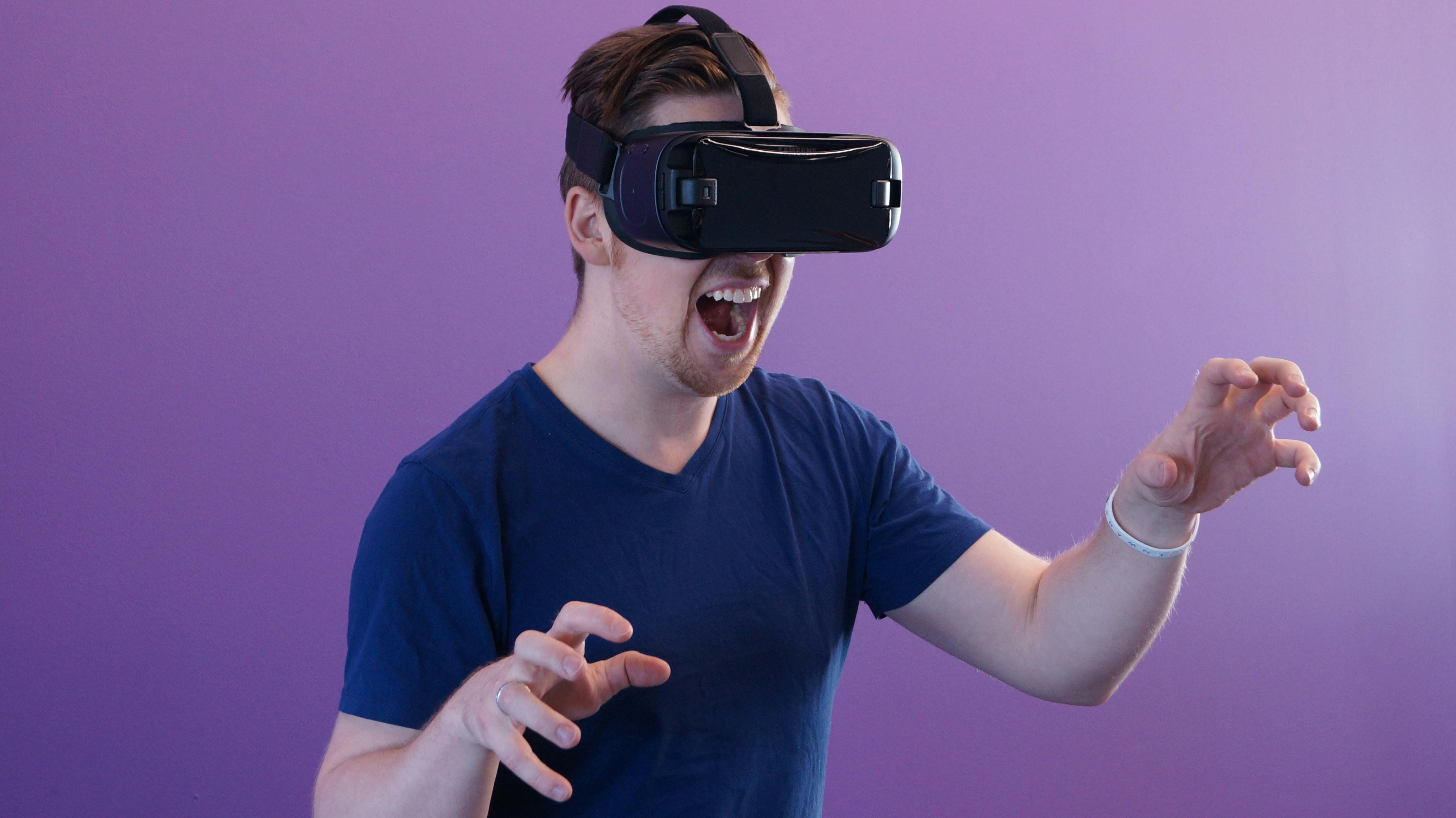 man-wearing-black-virtual-reality-goggles photo