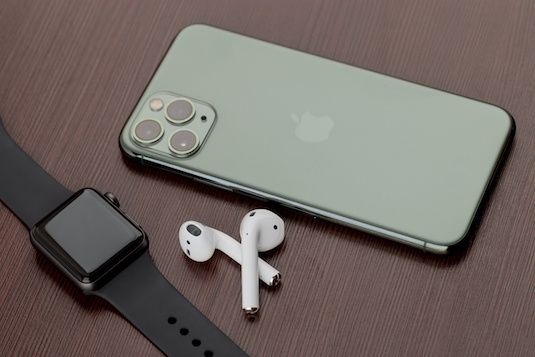 Apple iPhone, Apple Watch, Apple AirPods