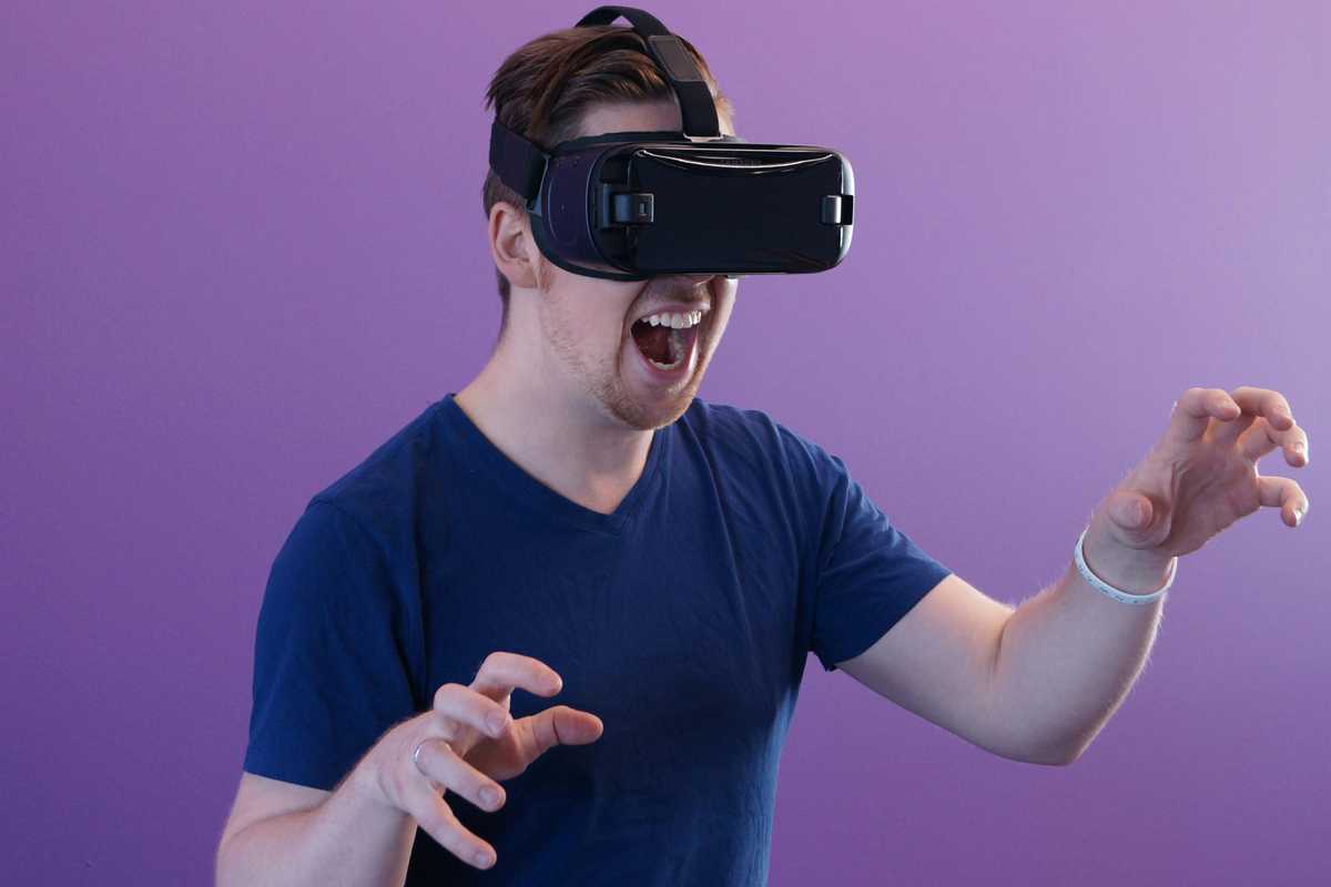 man-wearing-black-virtual-reality-goggles photo
