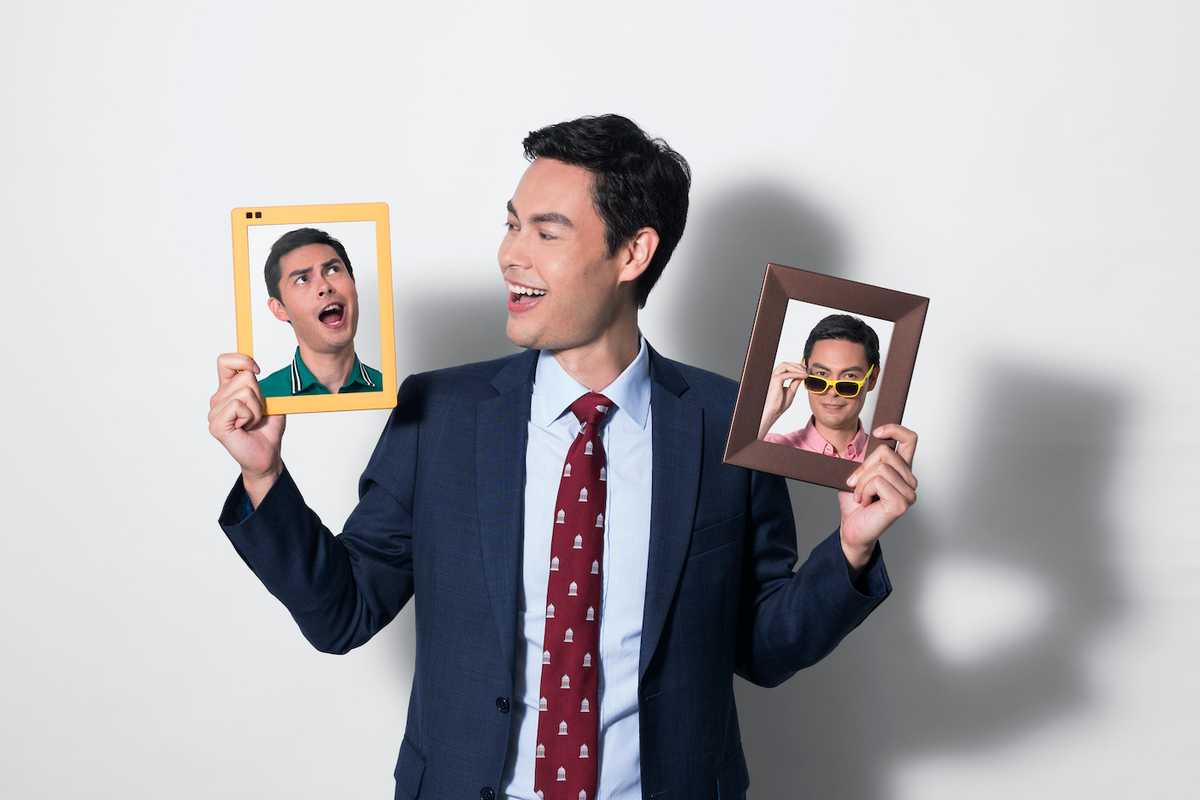 Nixplay CEO Mark Palfreeman holding two frames