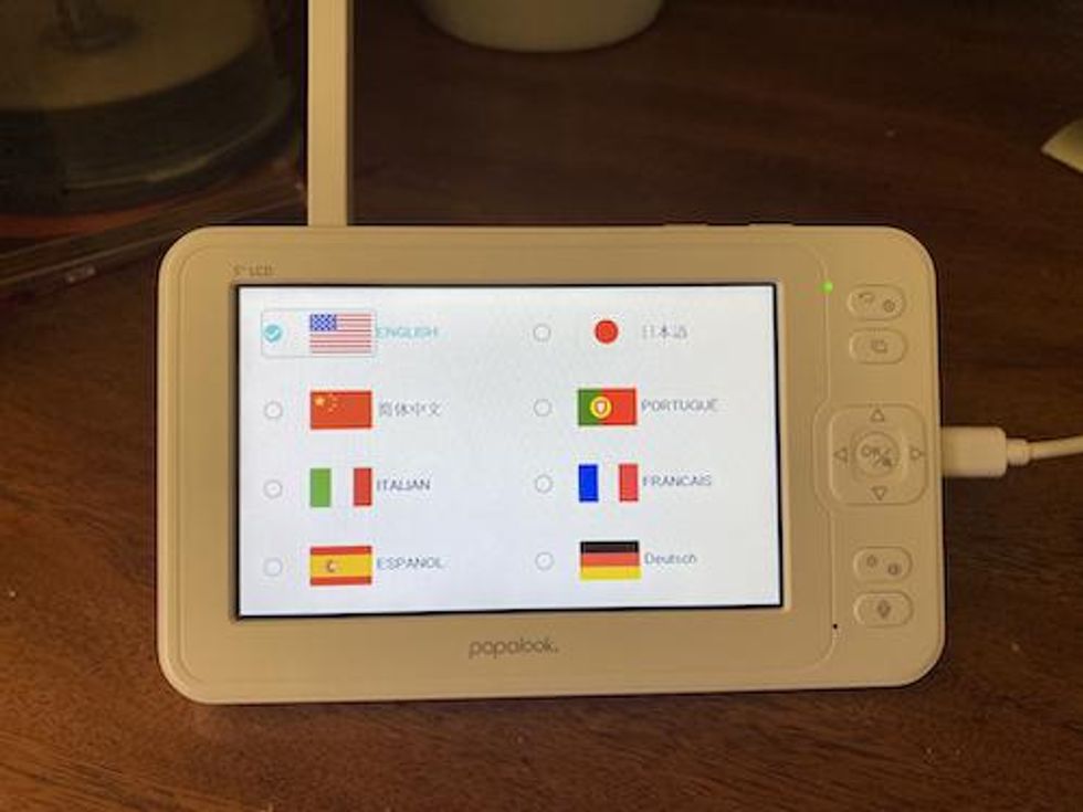 papalook monitor showing languages you can shoose.