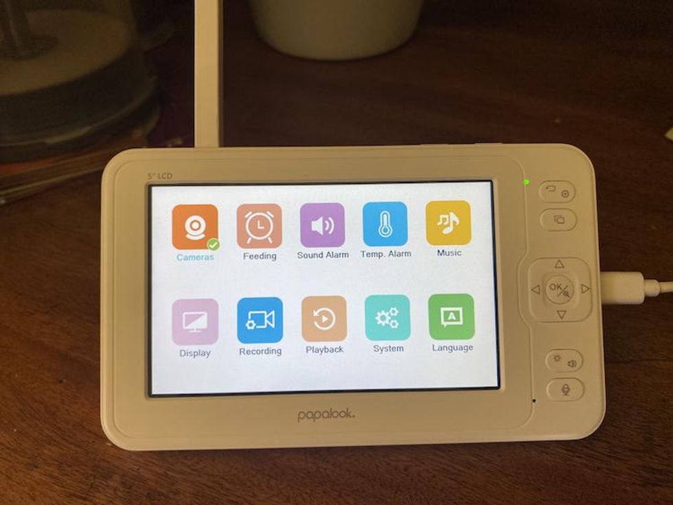 Papalook Monitor with homescreen showing