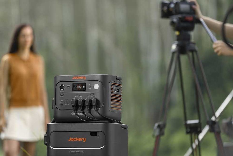 photo of a photographer using HomePower 1000 Plus V2 to power his gear.