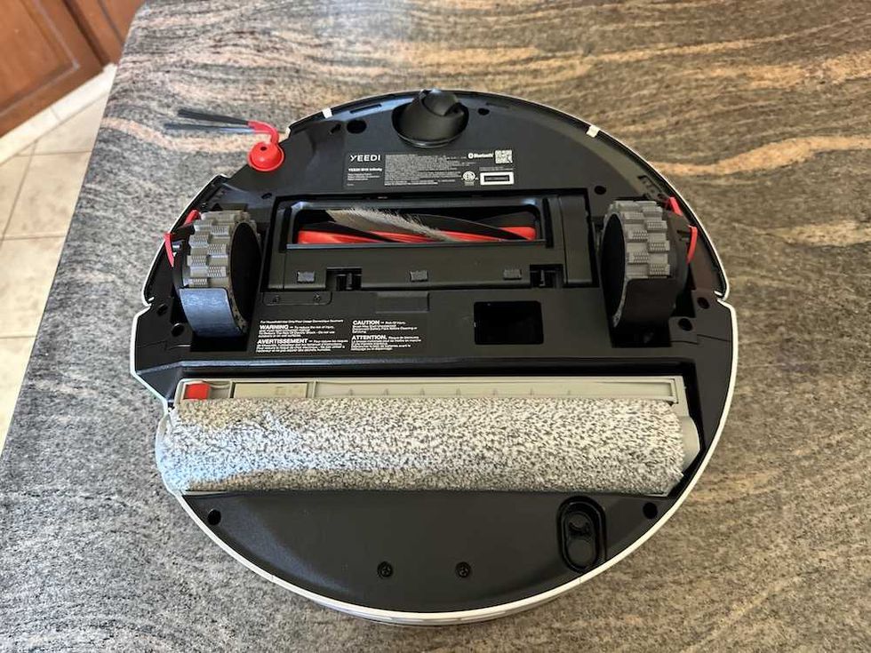 photo of Bottom view of Yeedi M16 Infinity showing Ozmo roller and anti-tangle system