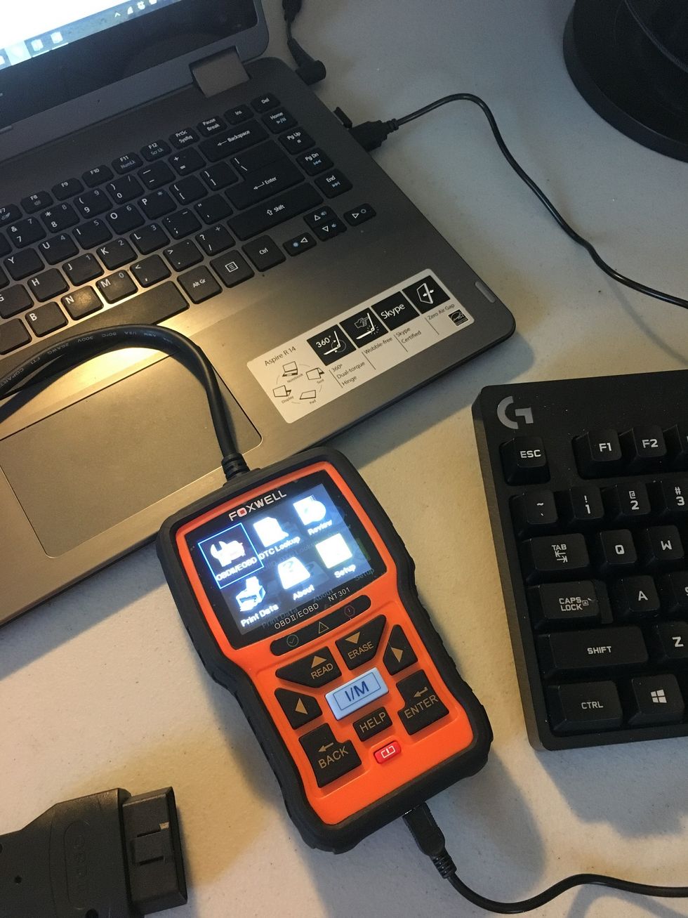 photo of foxwell nt301 connected to a computer