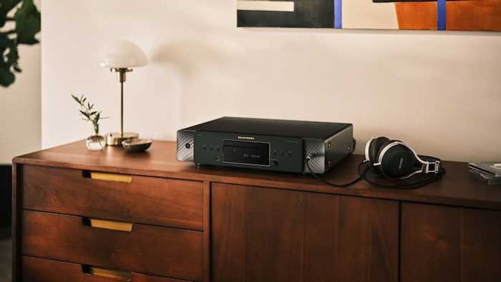 photo of Marantz Model CD 70 on a shelf