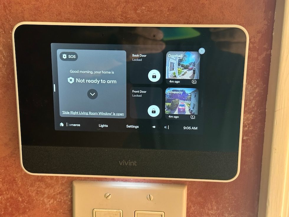 photo of Vivint Smart Hub Pro 2 showing disarmed