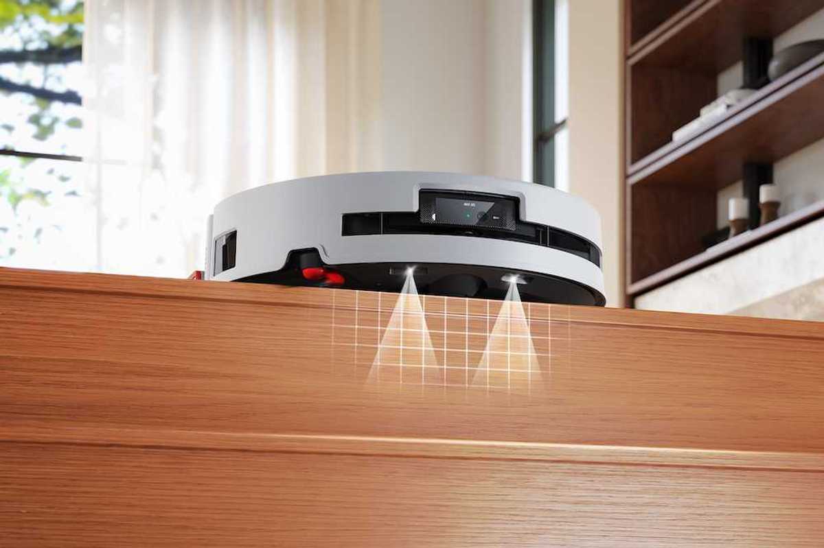 photo of Yeedi M14 Plus detecting stairs while vacuuming.