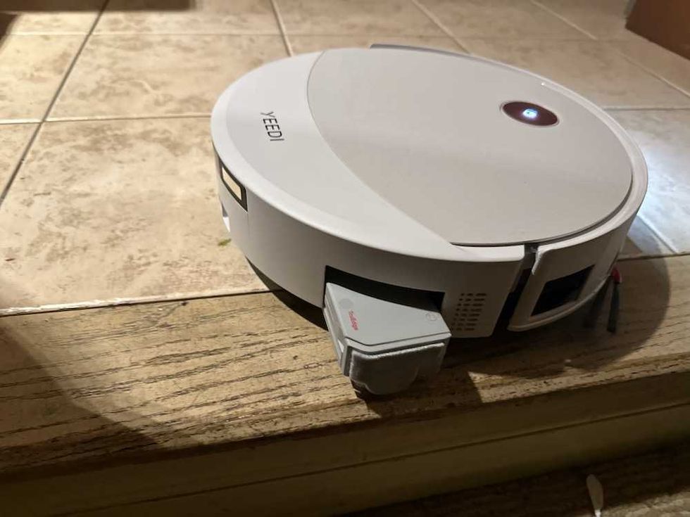 photo of Yeedi M16 Infinity cleaning the floor.