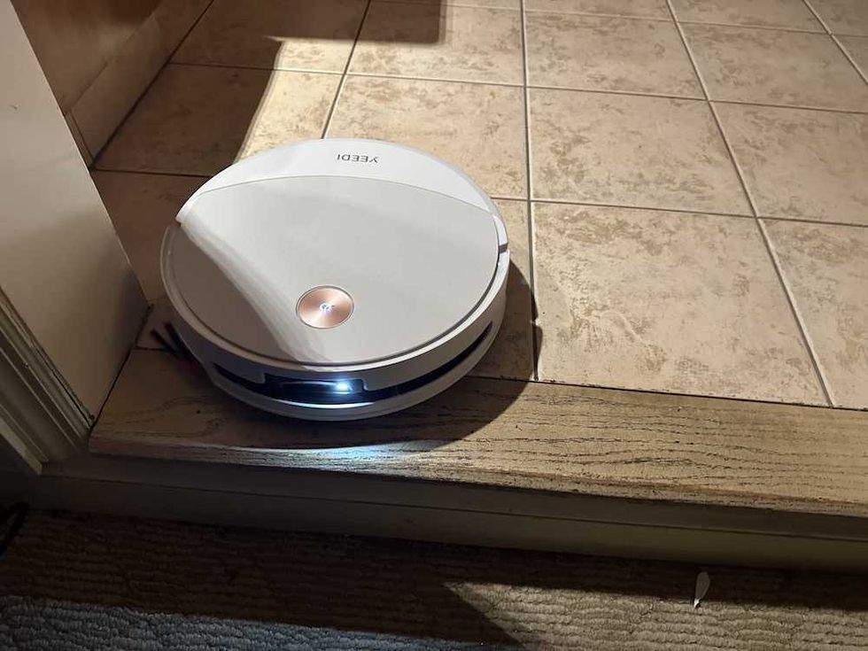 photo of Yeedi M16 Infinity vacuuming the floor near the edge