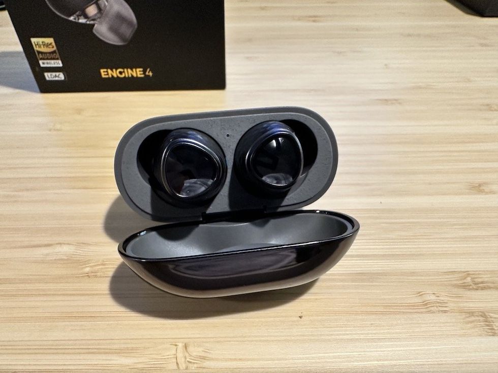 photo ofo SoundPEATS Engine4 earbuds in their case