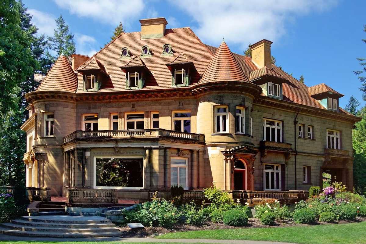 Picture of an old victorian home in portland