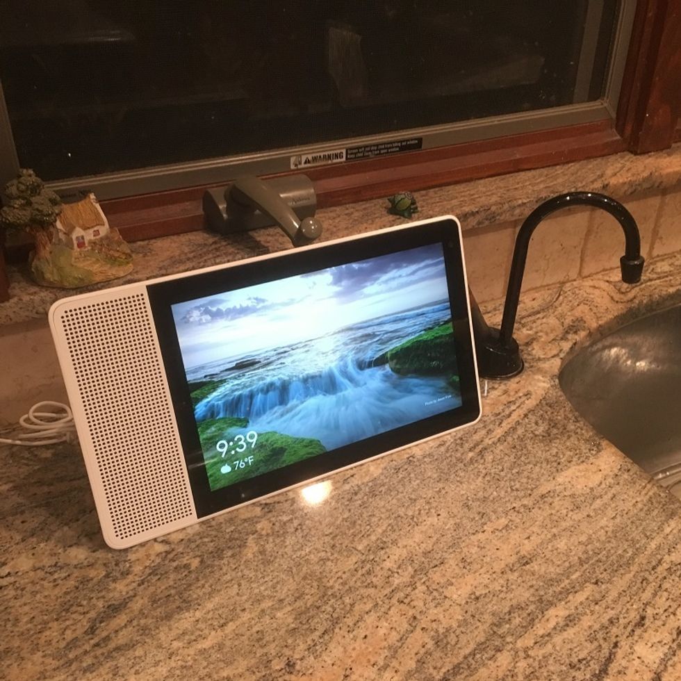 Picture of Lenovo Smart Display on a kitchen counter