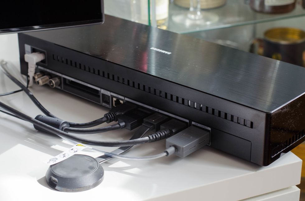 Picture of Samsung One Connect box connected to Samsung Q8C smart tev