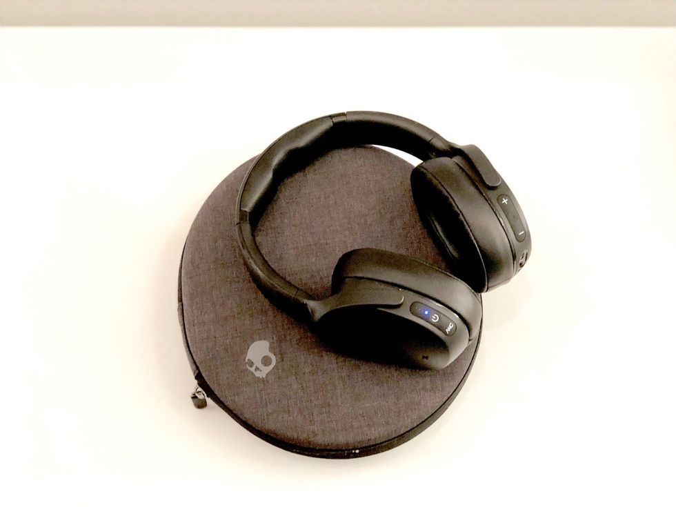 Picture of Skullcandy venue headphones and case.