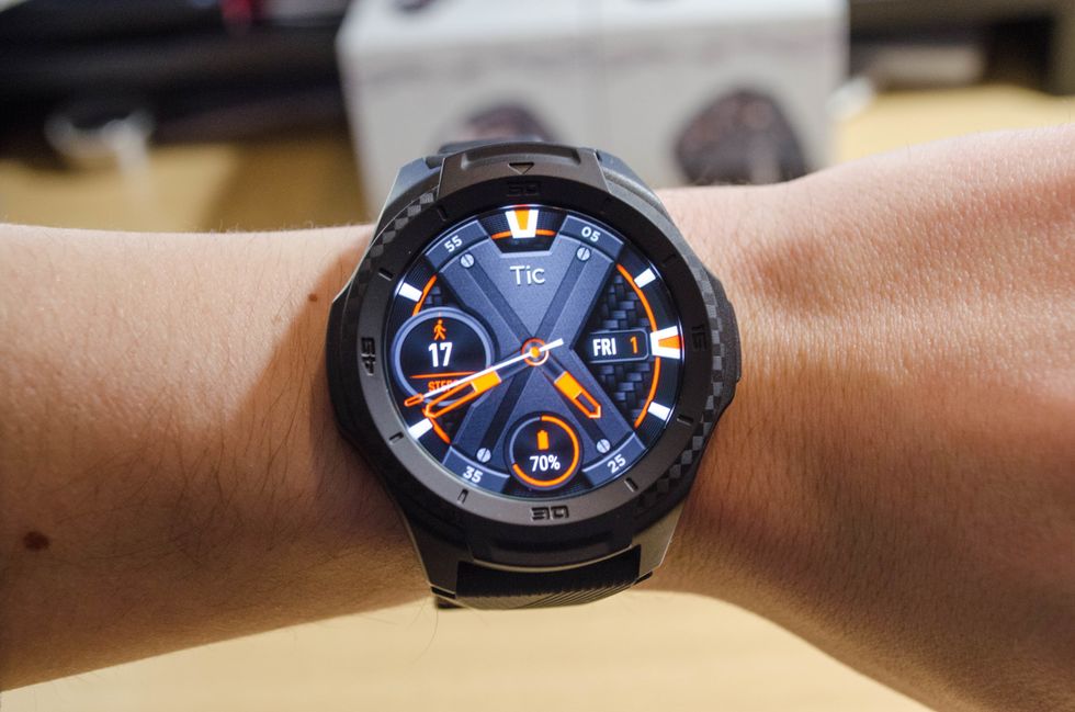 Picture of the OLED display of TicWatch S2 smartwatch