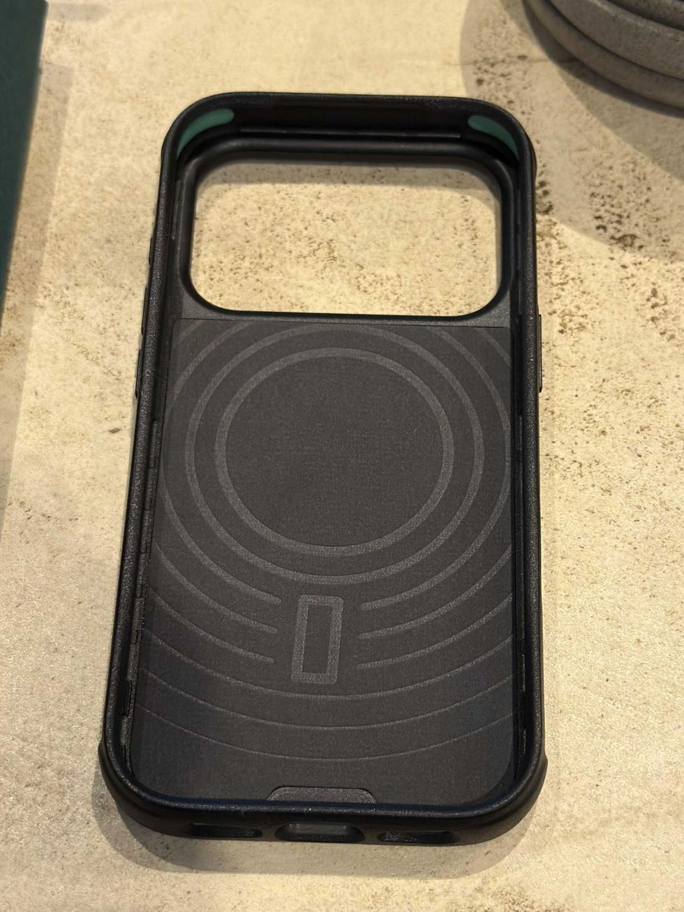 r/Mous - New limitless case super misaligned magnets.