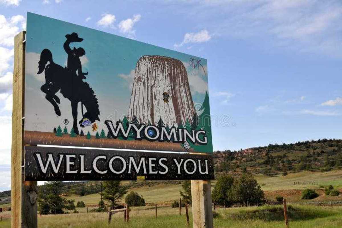 Spearfish - June 18: A sign welcomes visitors to the state of Wyoming, in Spearfish, on the South Dakota border, on June 18, 2009. Wyoming photography stock images, royalty-free photos and pictures