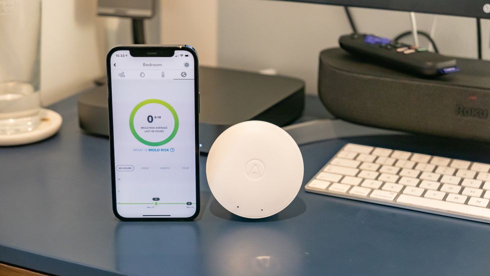 The Airthings Wave Mini and Airthings smartphone app