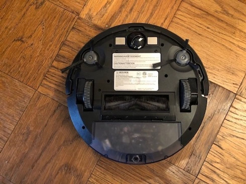 The bottom of the Ecovacs Deebot 500 robot vacuum