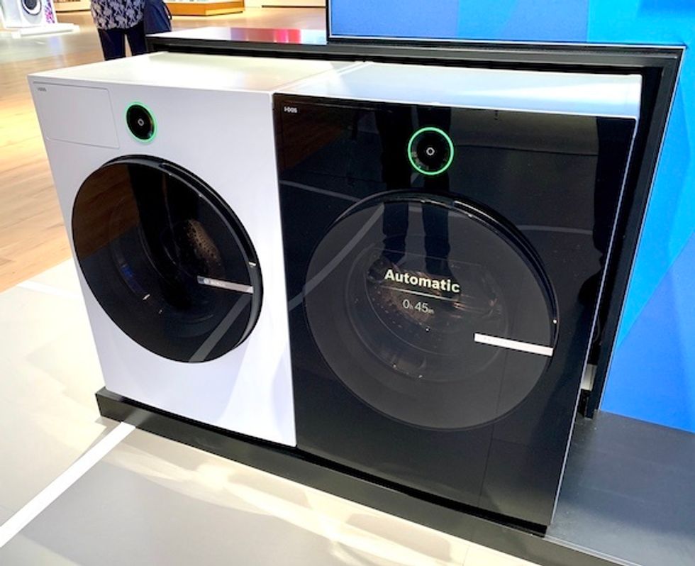 Two washing machines, one in black and one in white